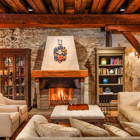 Schloessle Hotel - Small Luxury Hotels Of The World Tallin Exterior foto The living room at the Inn at the Opera