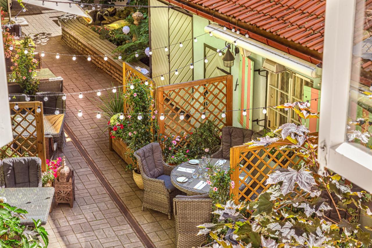 Schloessle Hotel - Small Luxury Hotels Of The World Tallin Exterior foto A balcony garden