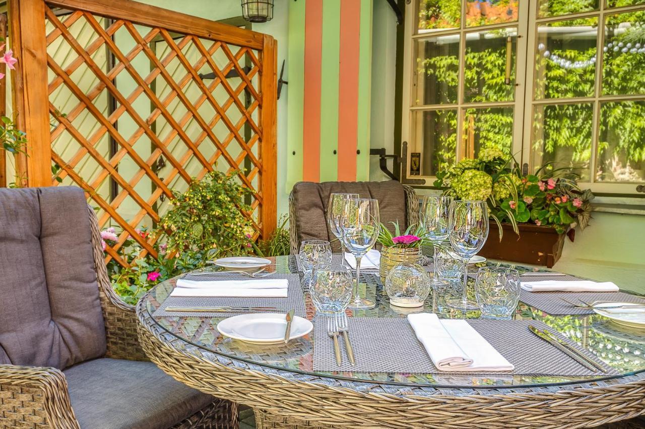 Schloessle Hotel - Small Luxury Hotels Of The World Tallin Exterior foto The restaurant's garden