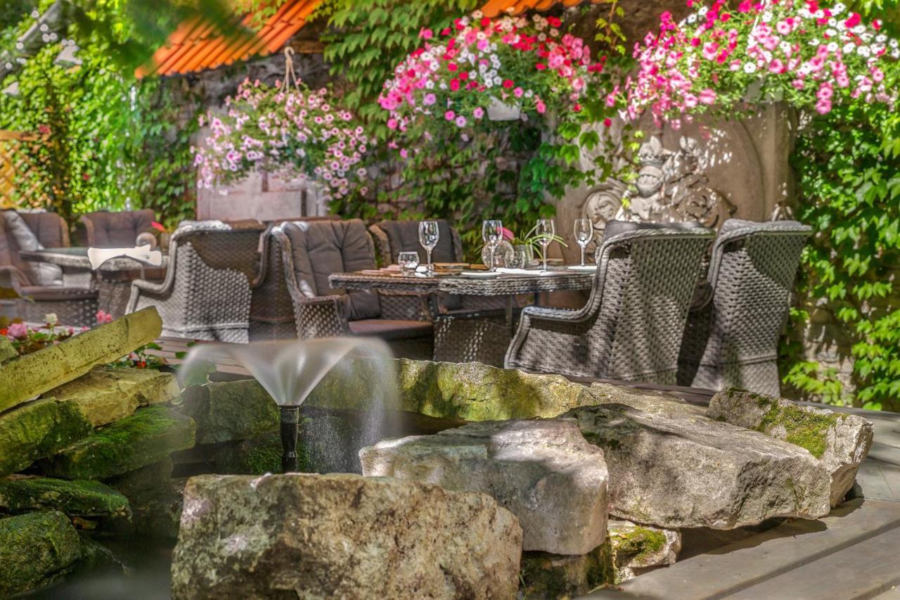 Schloessle Hotel - Small Luxury Hotels Of The World Tallin Exterior foto The outdoor dining area at the restaurant