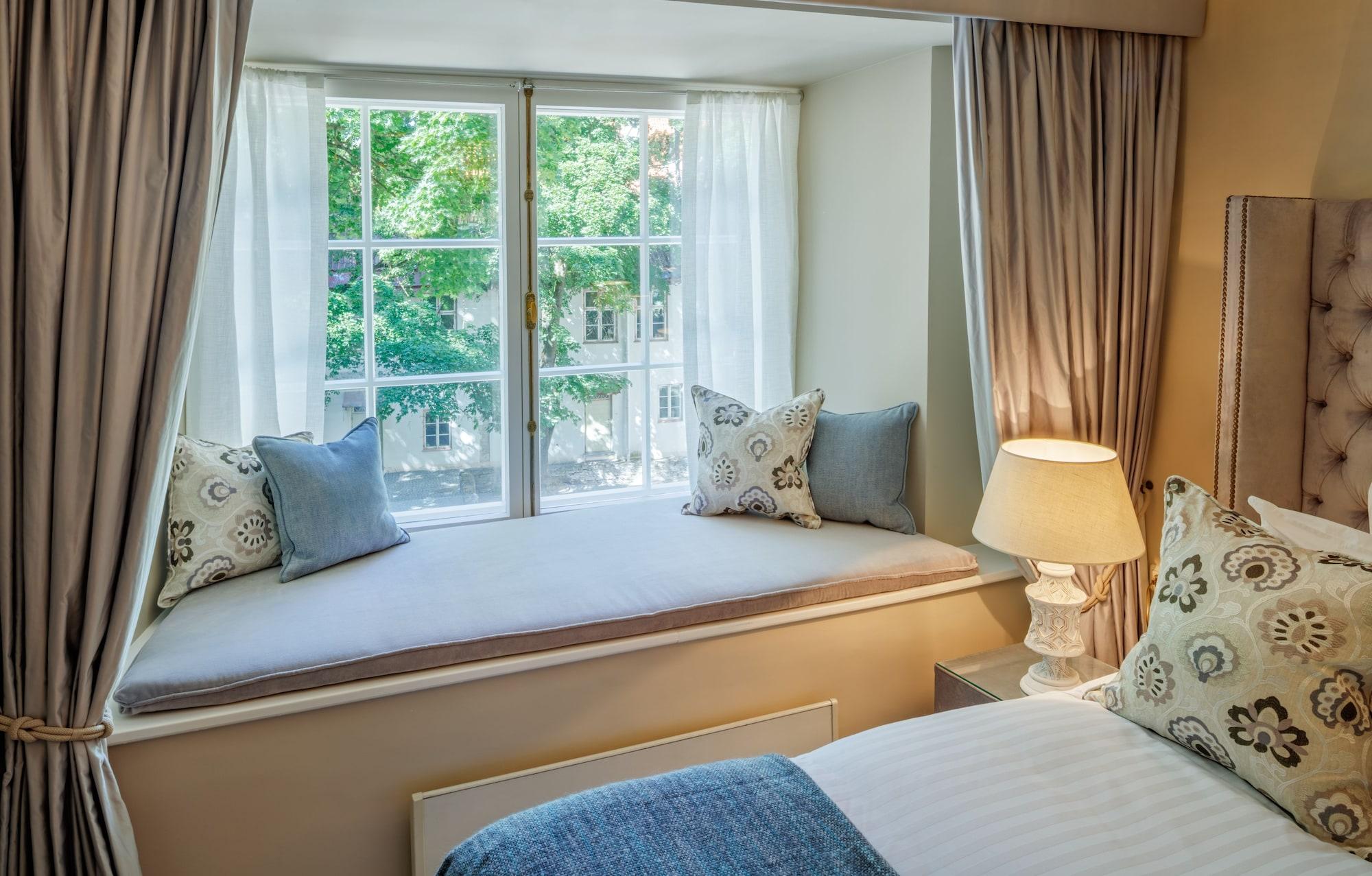 Schloessle Hotel - Small Luxury Hotels Of The World Tallin Exterior foto A window seat
