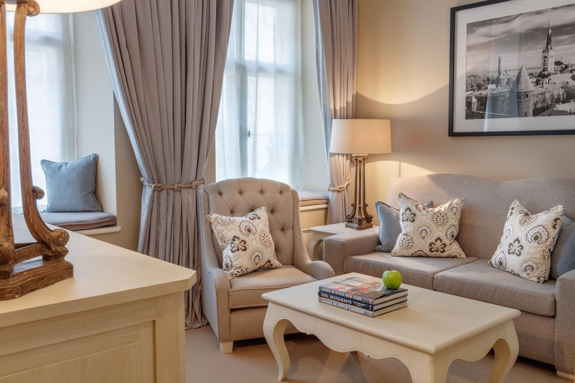 Schloessle Hotel - Small Luxury Hotels Of The World Tallin Exterior foto A living room at the hotel