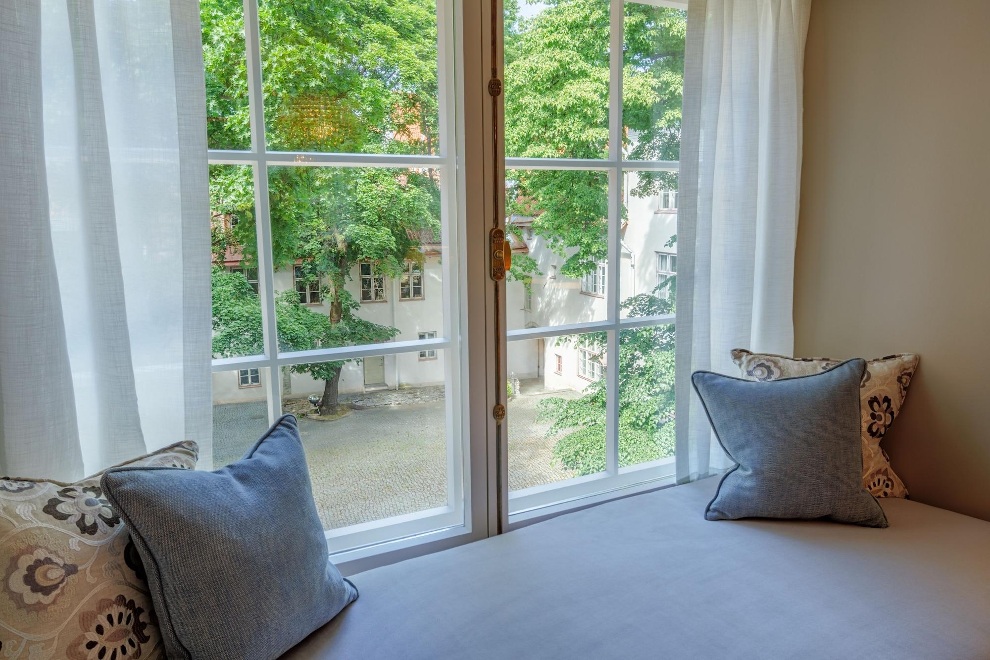 Schloessle Hotel - Small Luxury Hotels Of The World Tallin Exterior foto A window seat