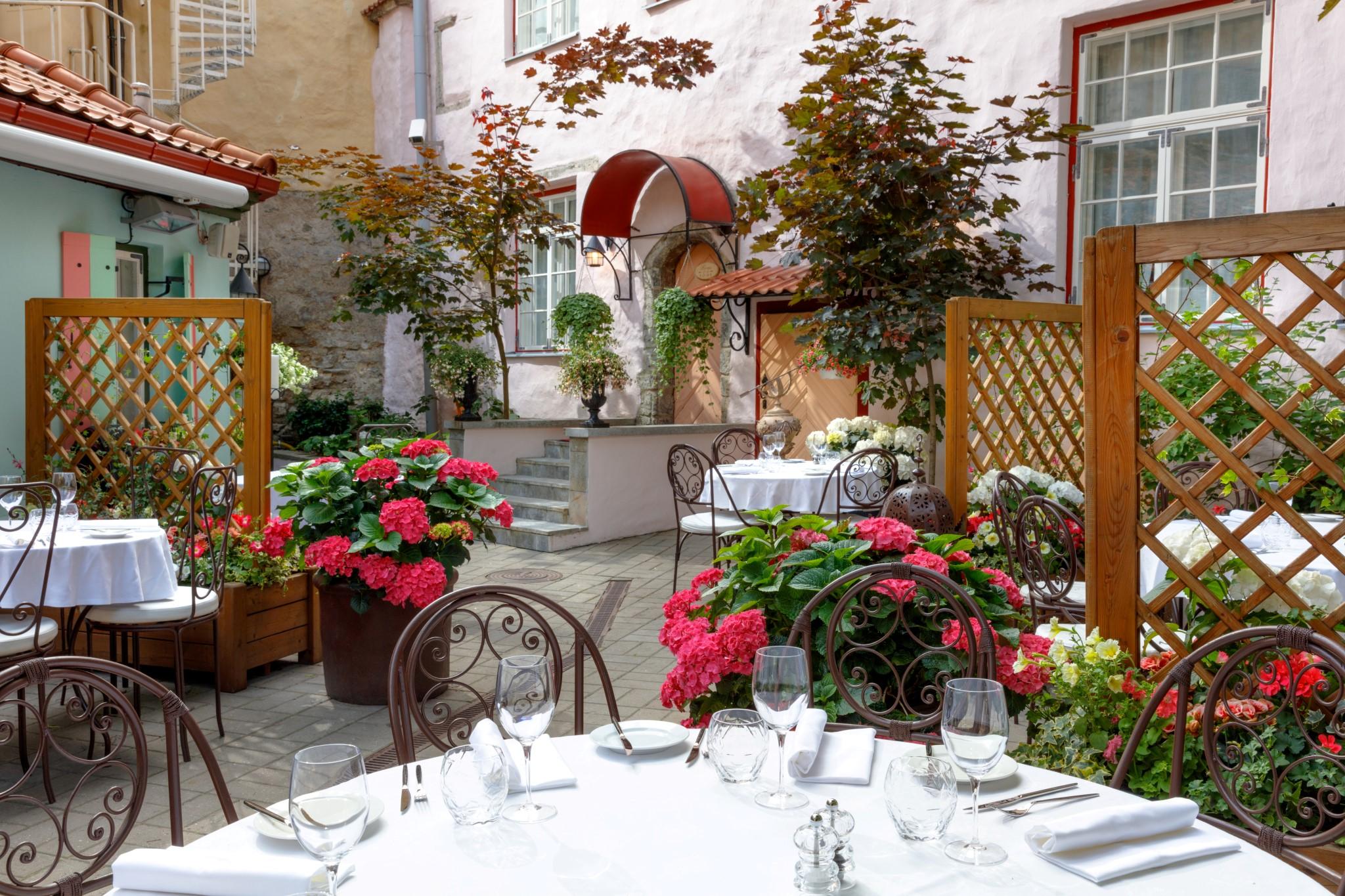 Schloessle Hotel - Small Luxury Hotels Of The World Tallin Exterior foto The restaurant's courtyard