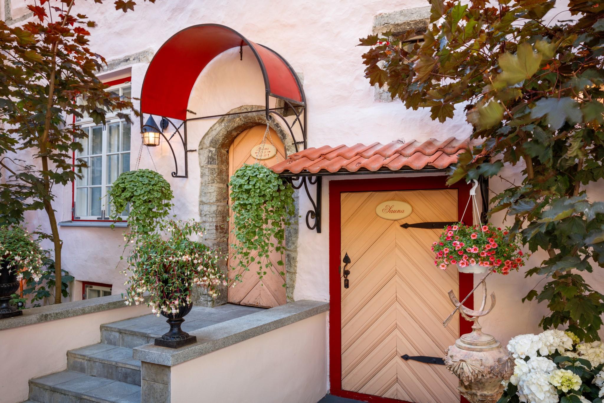 Schloessle Hotel - Small Luxury Hotels Of The World Tallin Exterior foto The entrance to the restaurant
