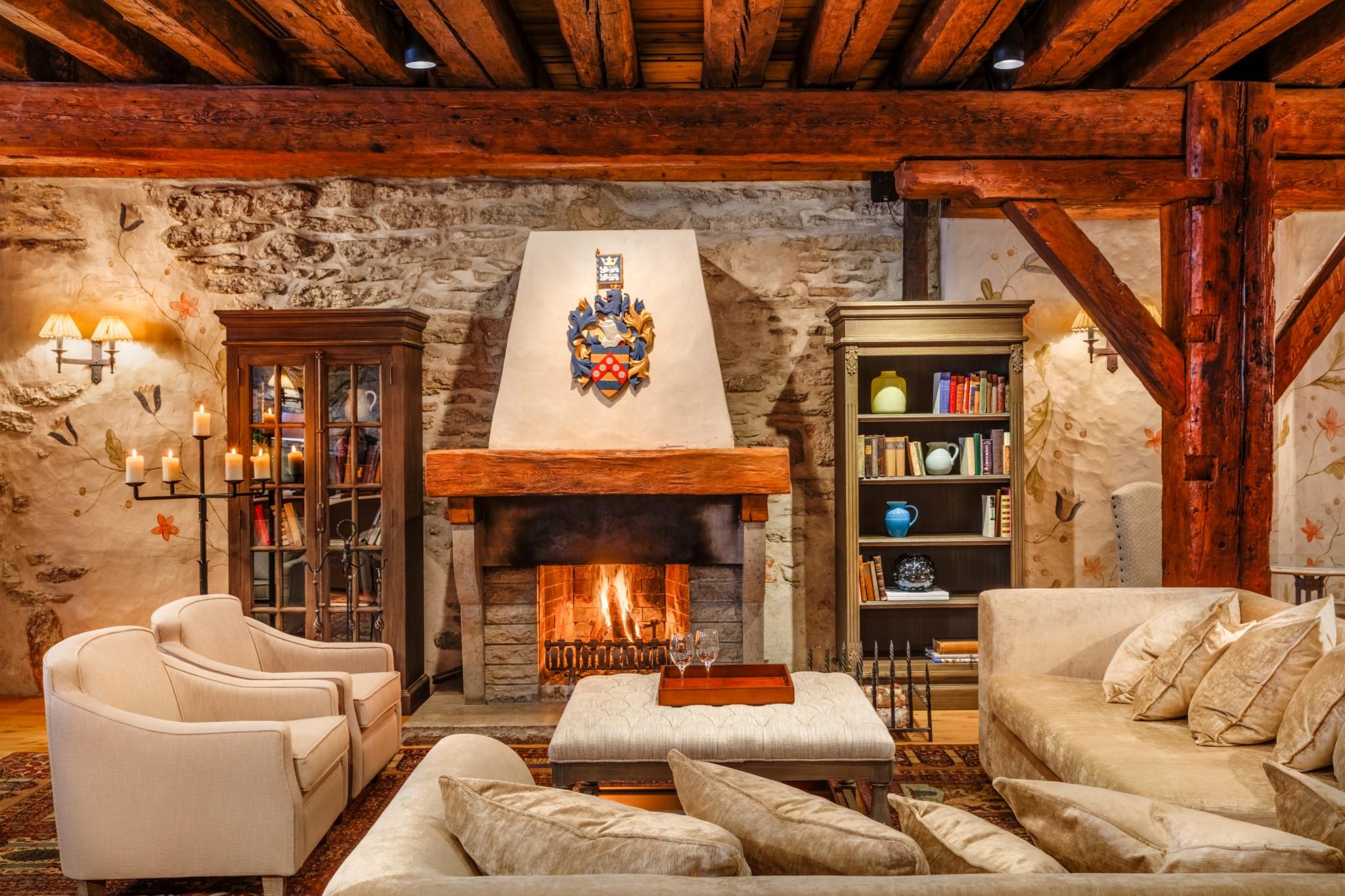 Schloessle Hotel - Small Luxury Hotels Of The World Tallin Exterior foto The living room at the Inn at the Opera