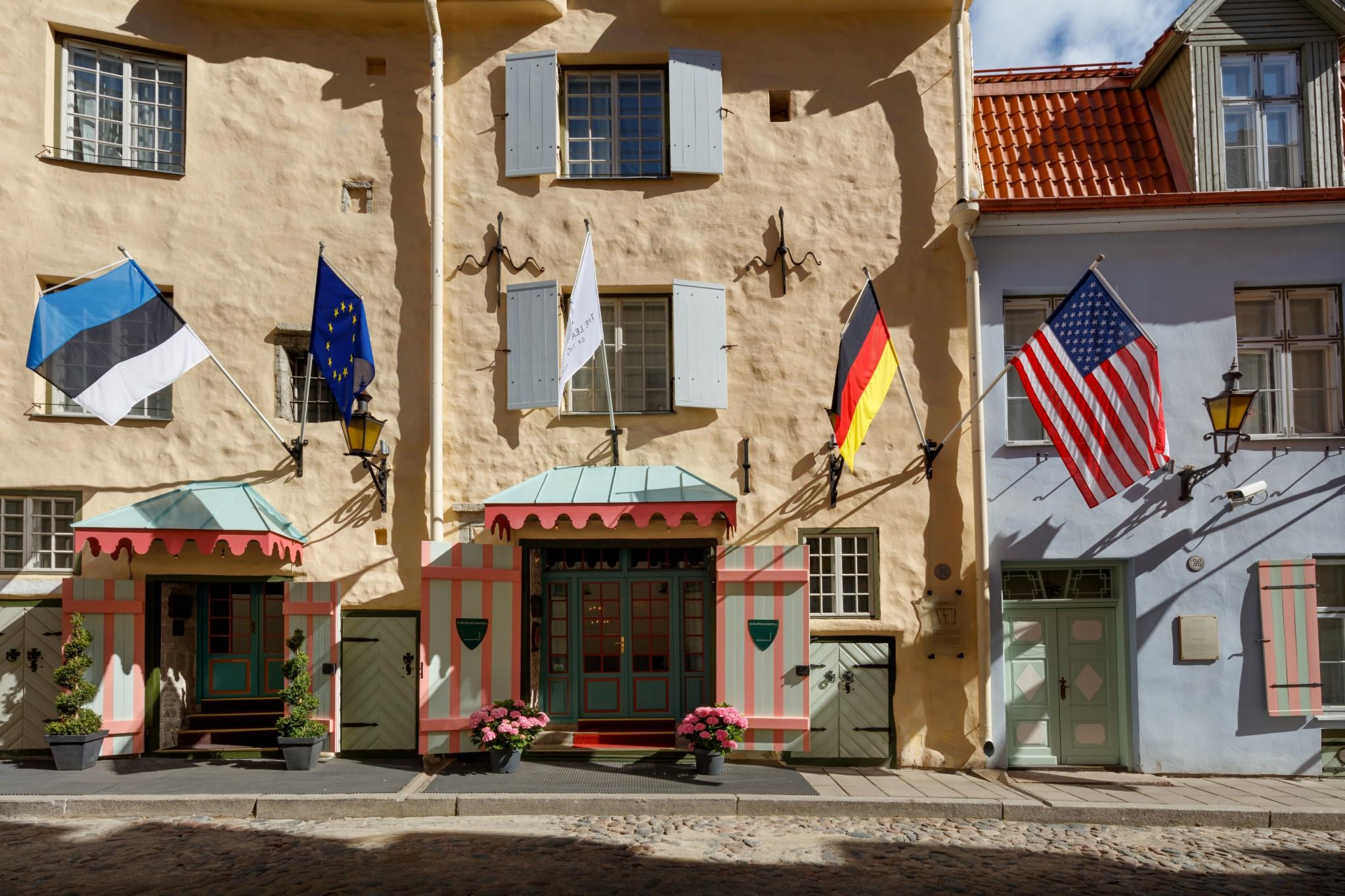 Schloessle Hotel - Small Luxury Hotels Of The World Tallin Exterior foto Flags of Estonia, Germany, the European Union and the United States in front of the hotel