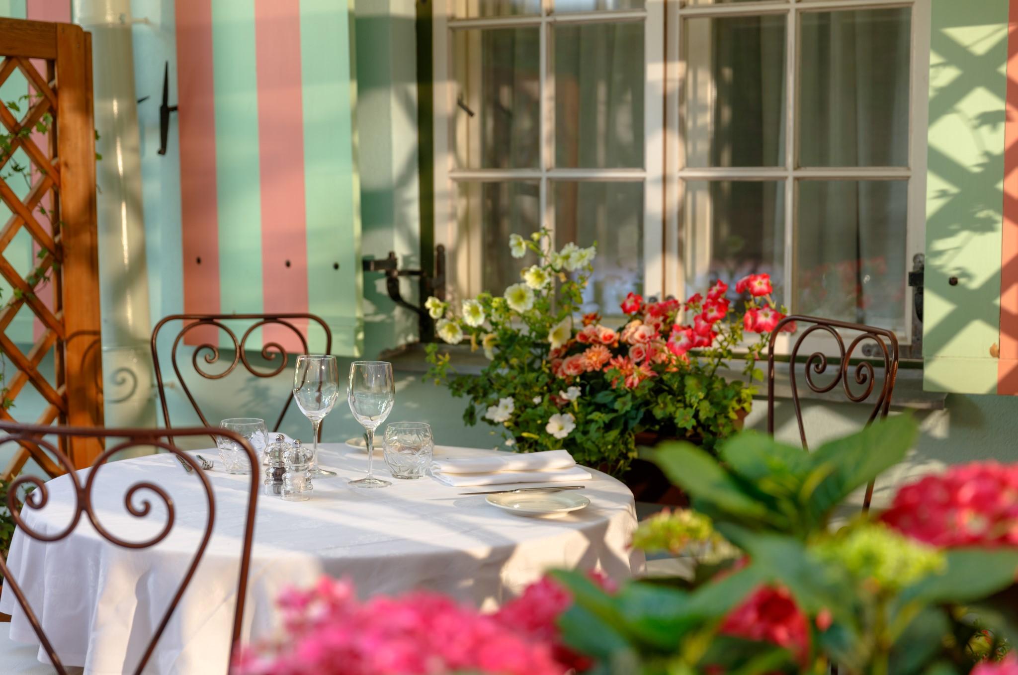 Schloessle Hotel - Small Luxury Hotels Of The World Tallin Exterior foto A restaurant in Italy