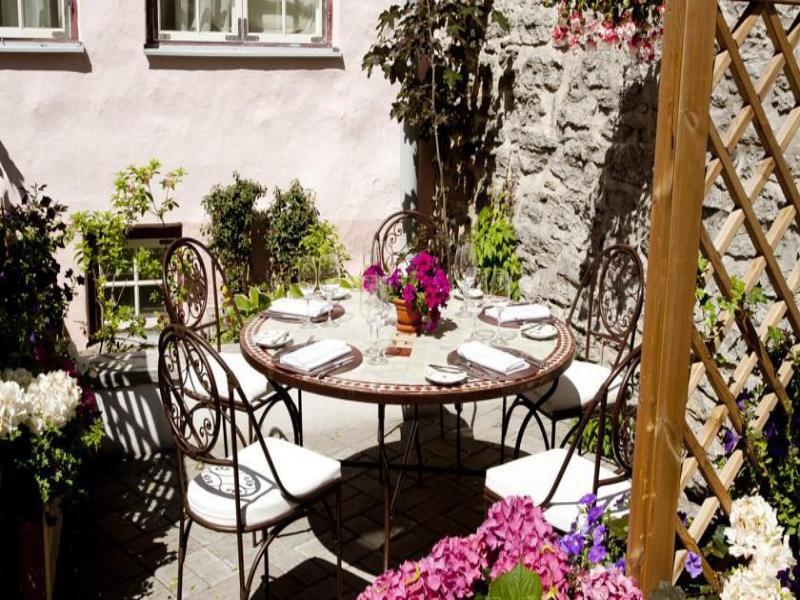 Schloessle Hotel - Small Luxury Hotels Of The World Tallin Exterior foto The courtyard at the restaurant