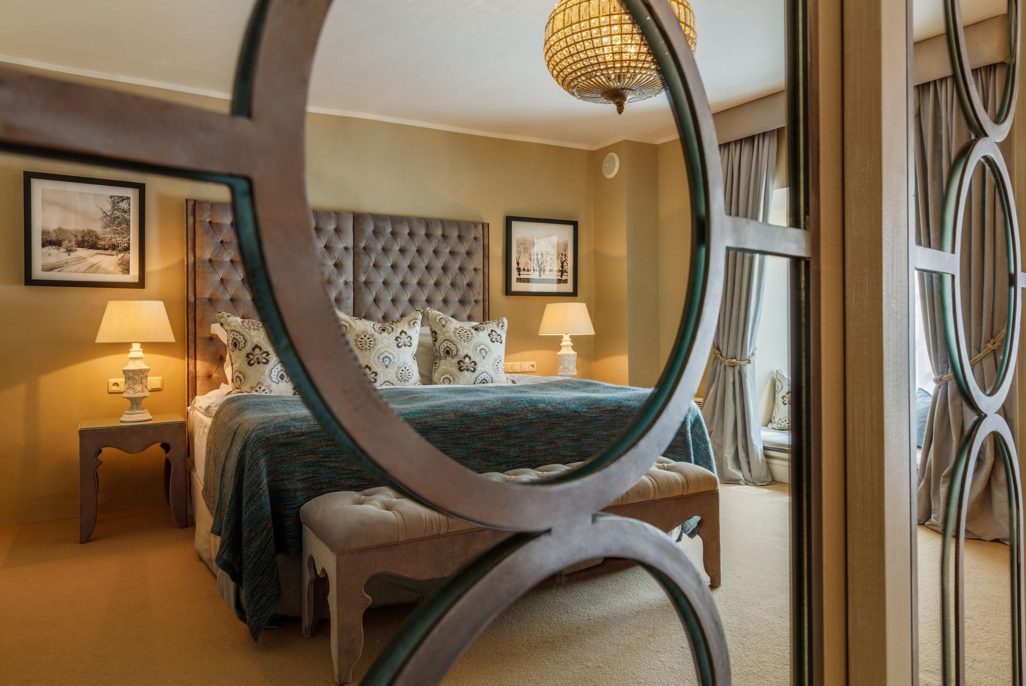 Schloessle Hotel - Small Luxury Hotels Of The World Tallin Exterior foto A bedroom at the hotel