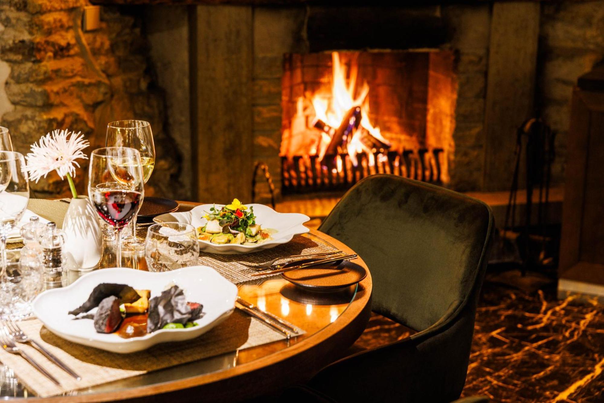 Schloessle Hotel - Small Luxury Hotels Of The World Tallin Exterior foto The restaurant at The Old Inn