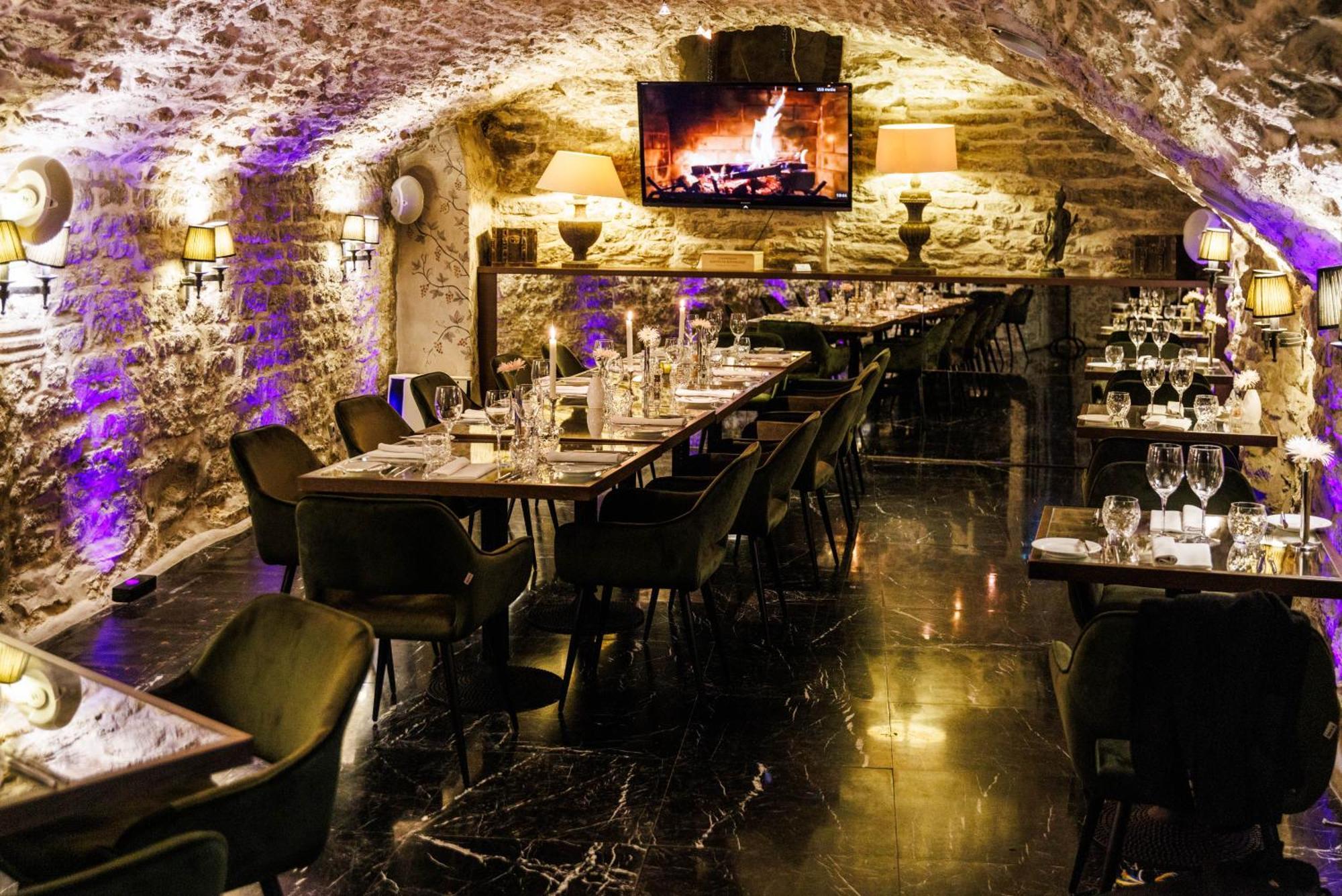 Schloessle Hotel - Small Luxury Hotels Of The World Tallin Exterior foto Restaurant in the cave