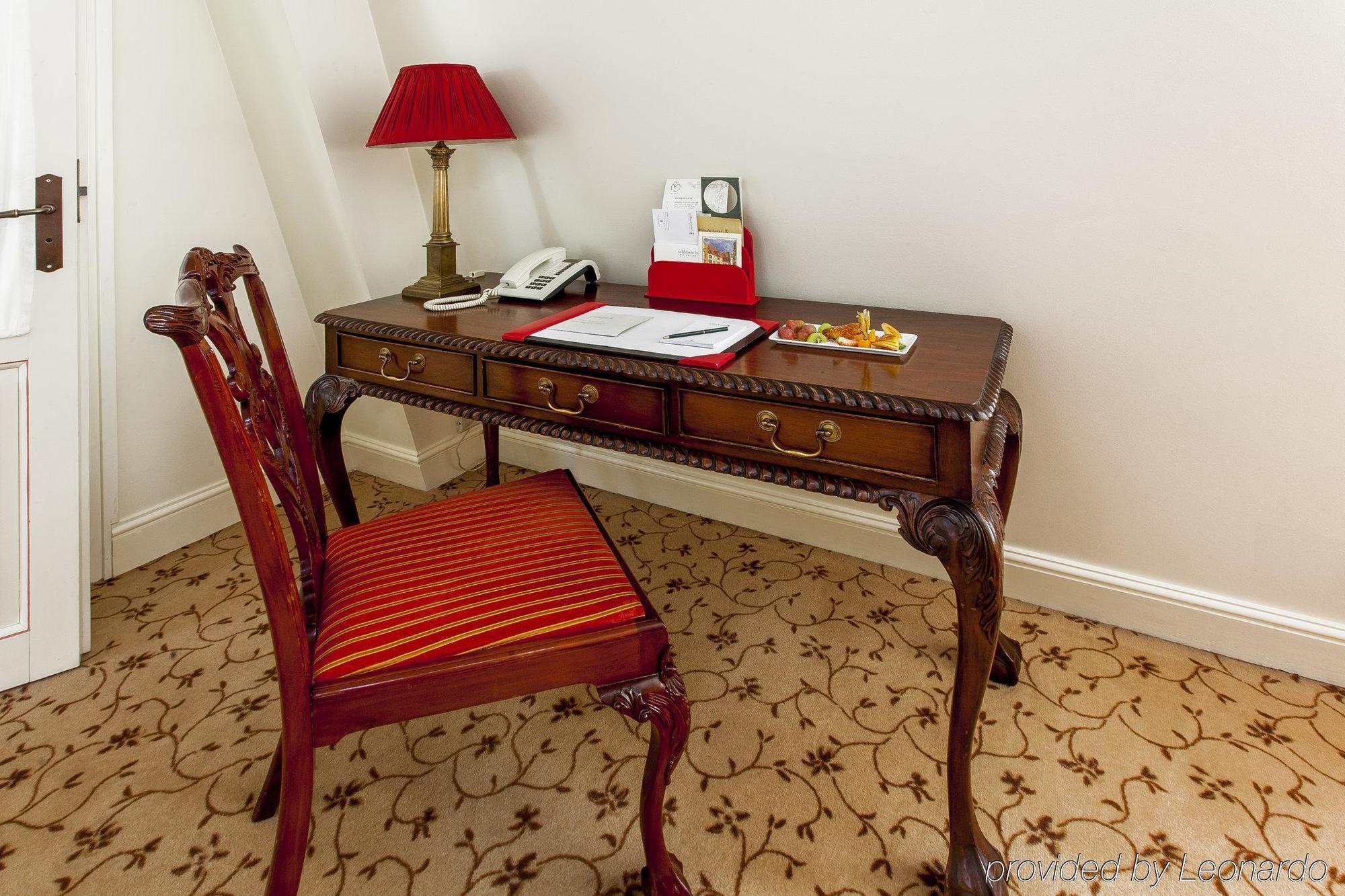 Schloessle Hotel - Small Luxury Hotels Of The World Tallin Habitación foto A writing desk