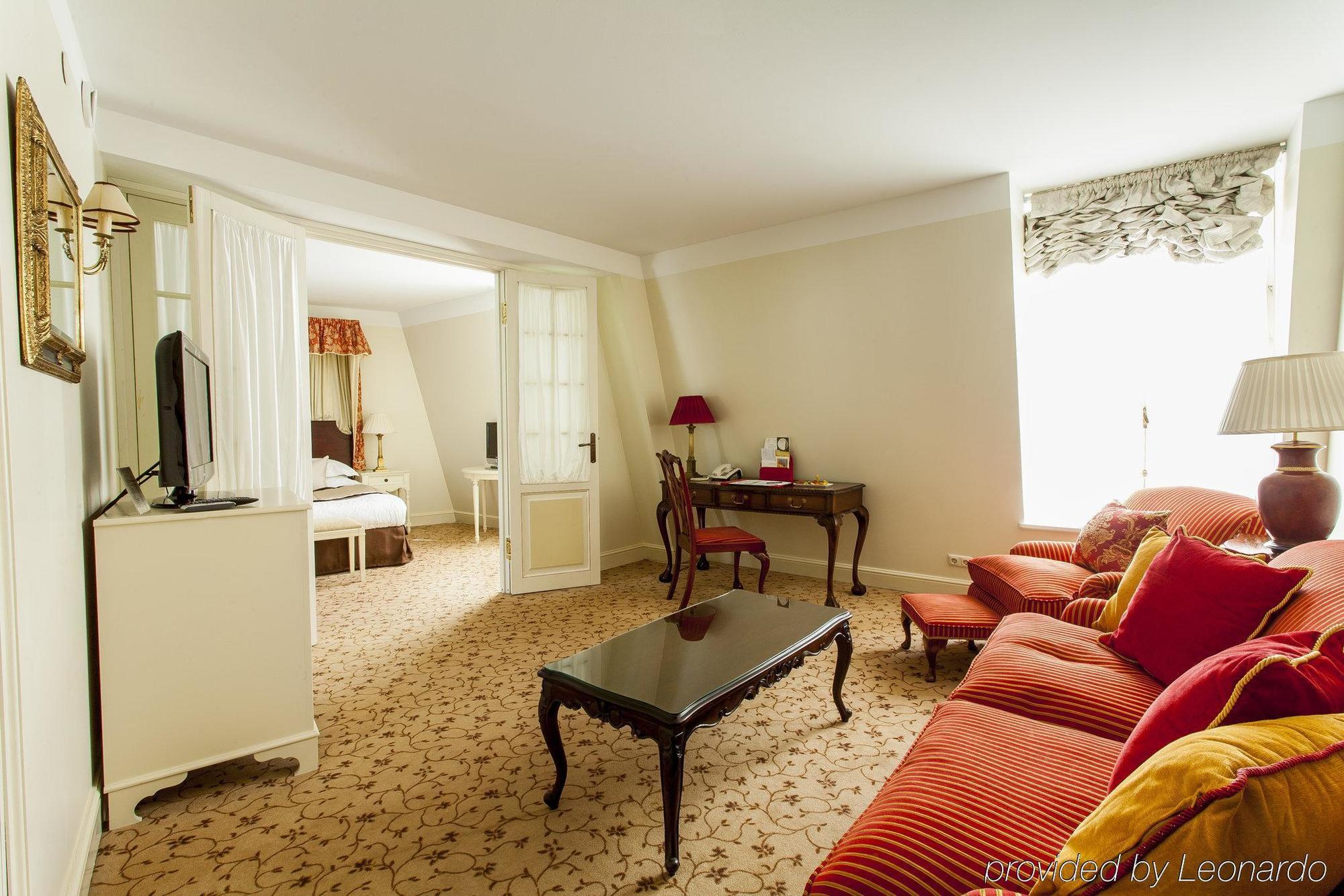 Schloessle Hotel - Small Luxury Hotels Of The World Tallin Habitación foto A suite at the hotel