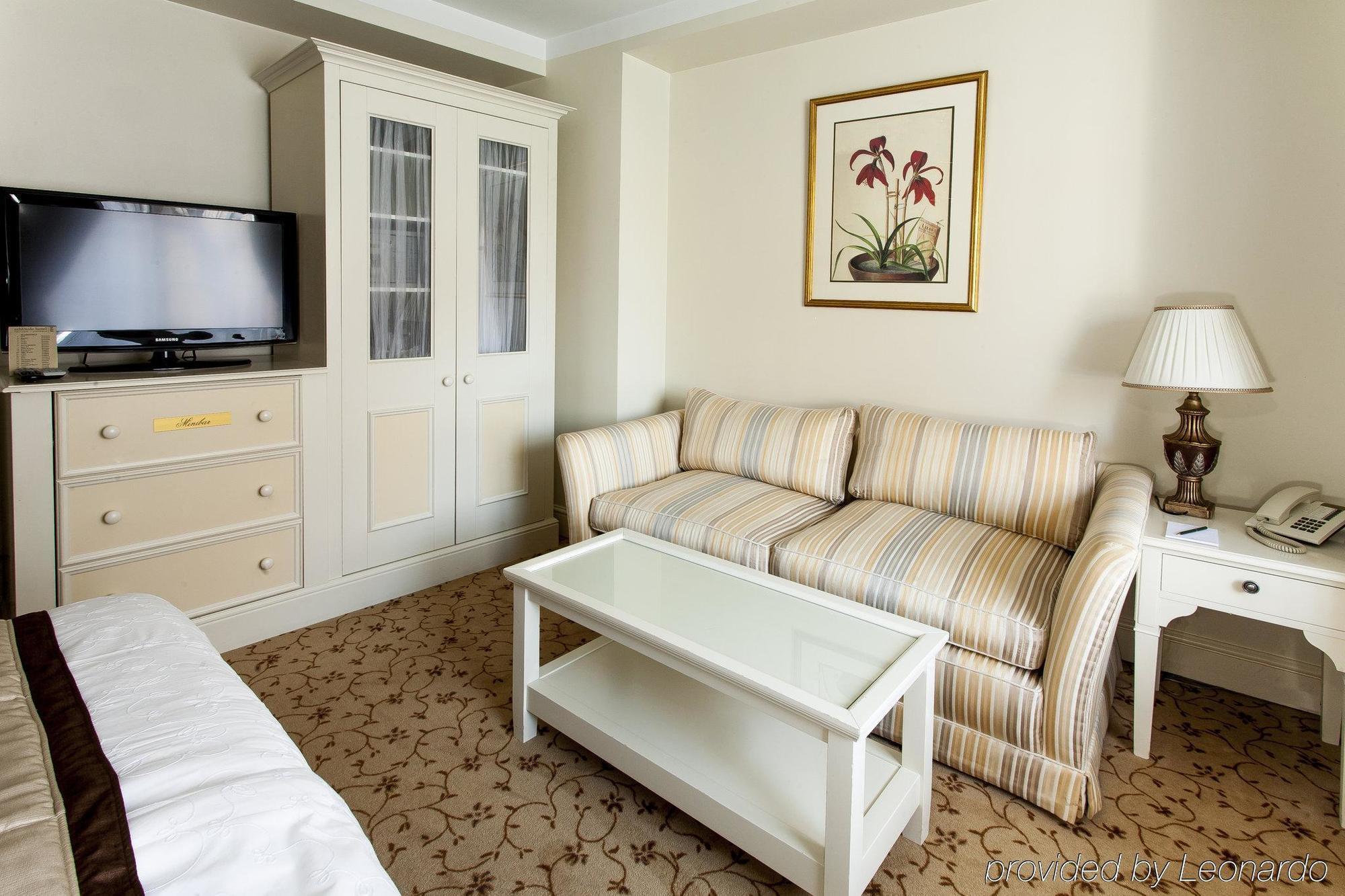 Schloessle Hotel - Small Luxury Hotels Of The World Tallin Habitación foto A room at the hotel