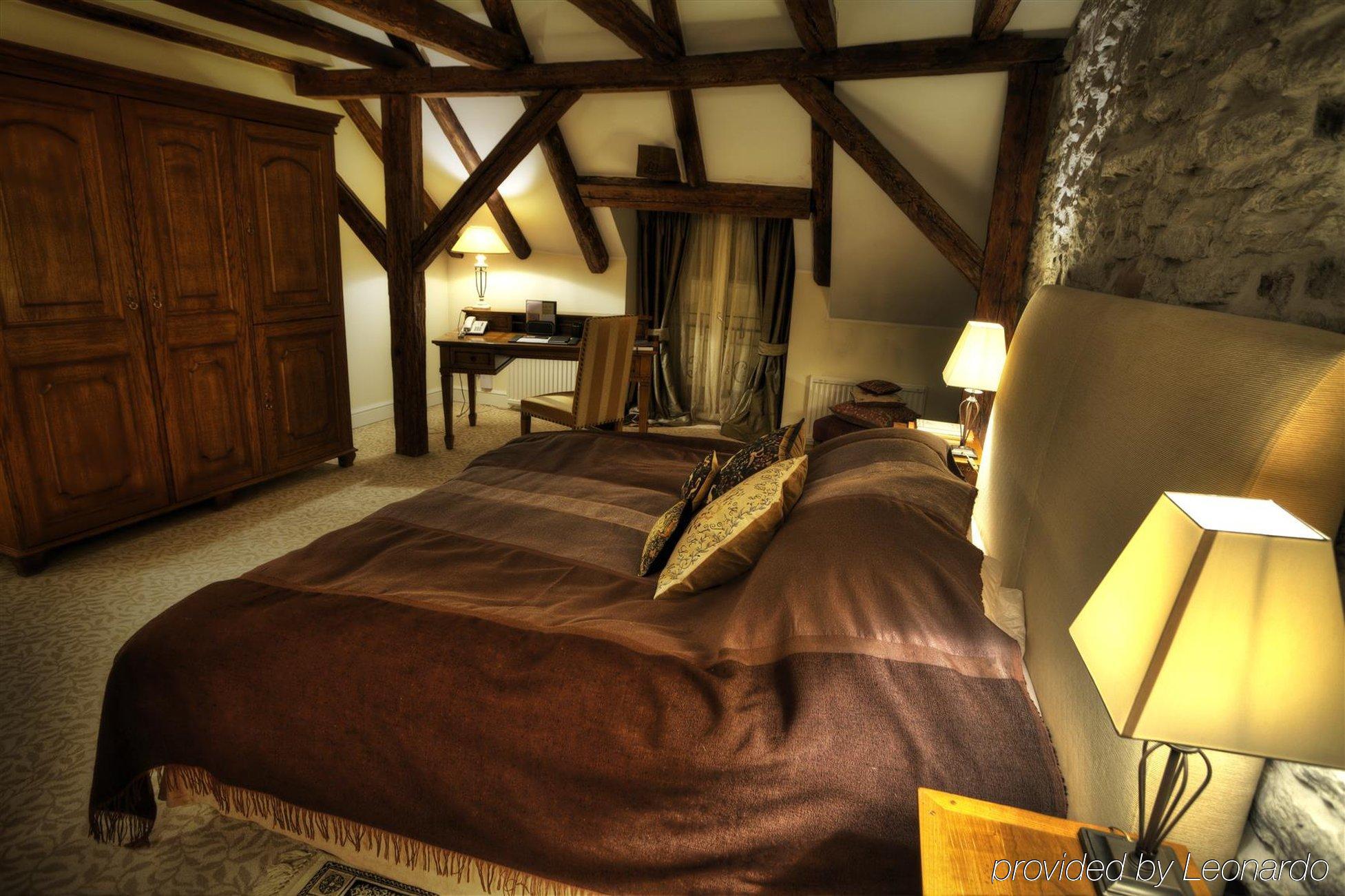 Schloessle Hotel - Small Luxury Hotels Of The World Tallin Habitación foto The bedroom