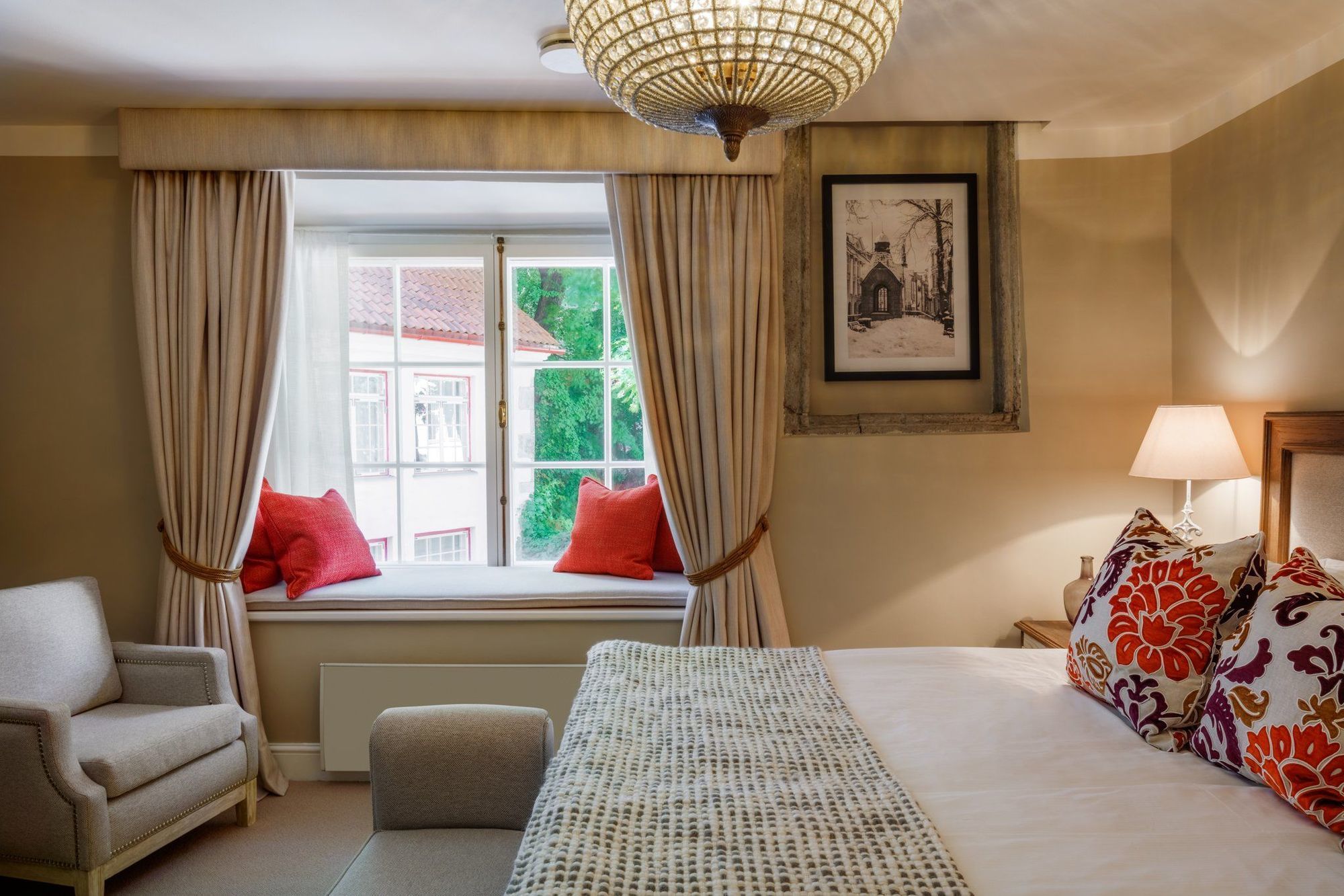 Schloessle Hotel - Small Luxury Hotels Of The World Tallin Exterior foto A bedroom at The Old parsonage