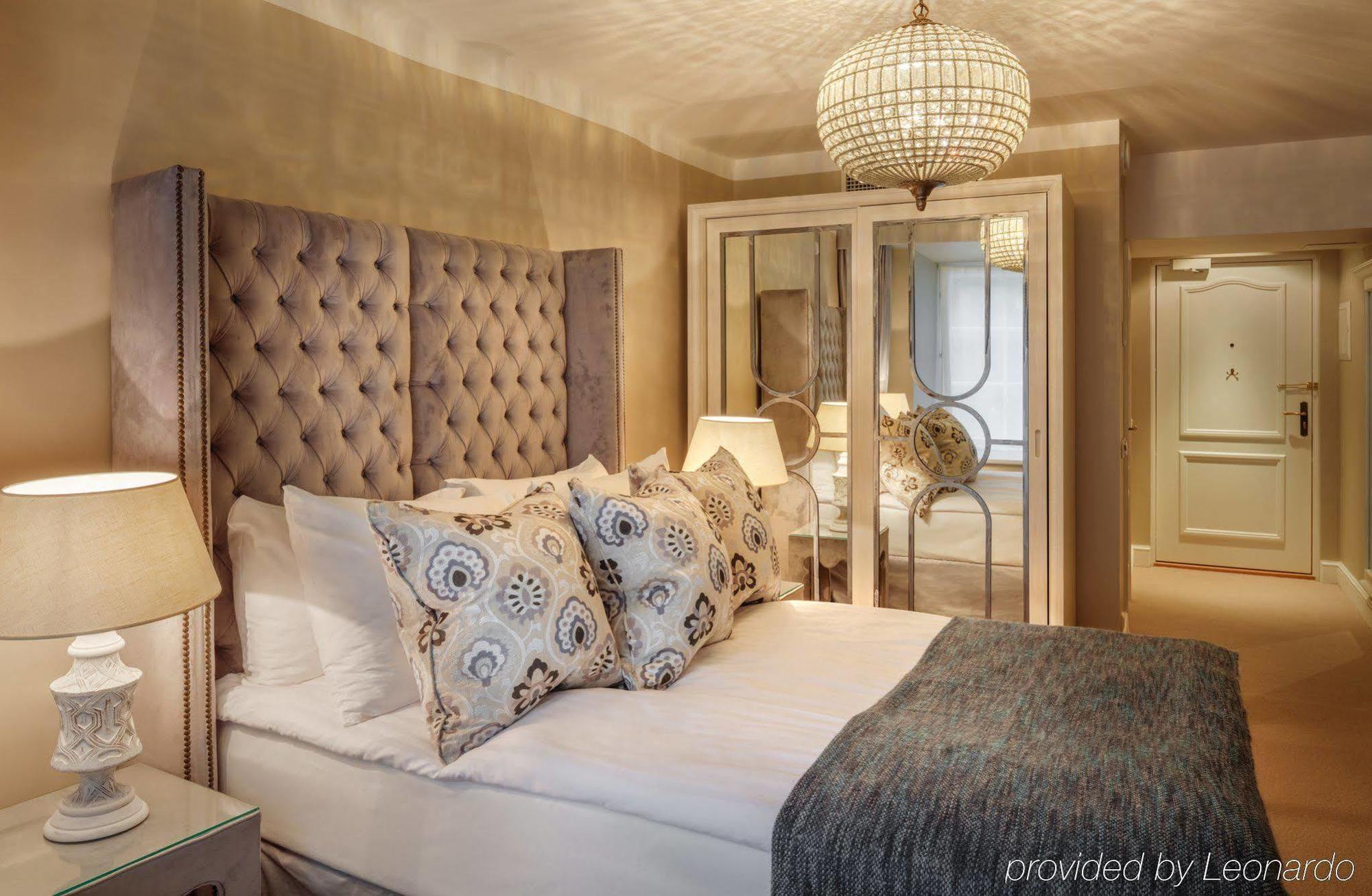 Schloessle Hotel - Small Luxury Hotels Of The World Tallin Exterior foto A bedroom at the hotel