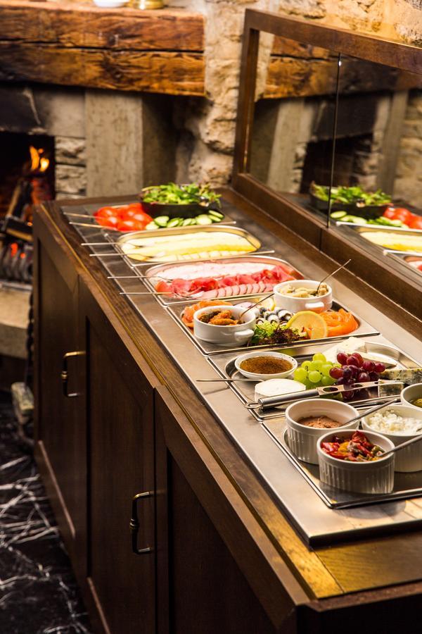 Schloessle Hotel - Small Luxury Hotels Of The World Tallin Exterior foto A salad bar