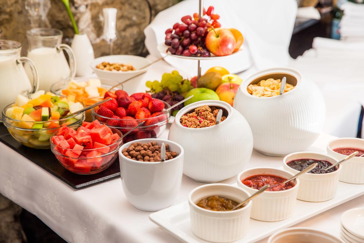 Schloessle Hotel - Small Luxury Hotels Of The World Tallin Exterior foto Fruit and jam