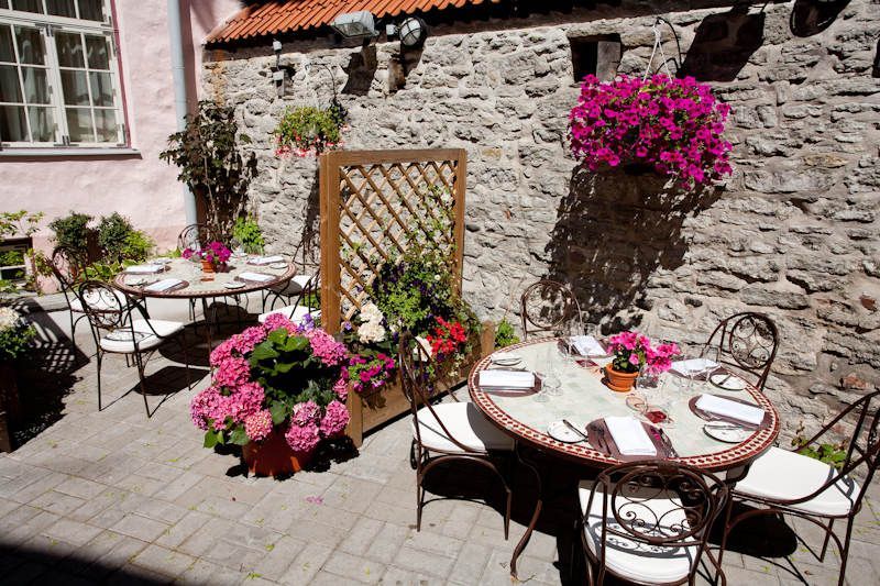 Schloessle Hotel - Small Luxury Hotels Of The World Tallin Exterior foto The restaurant's courtyard