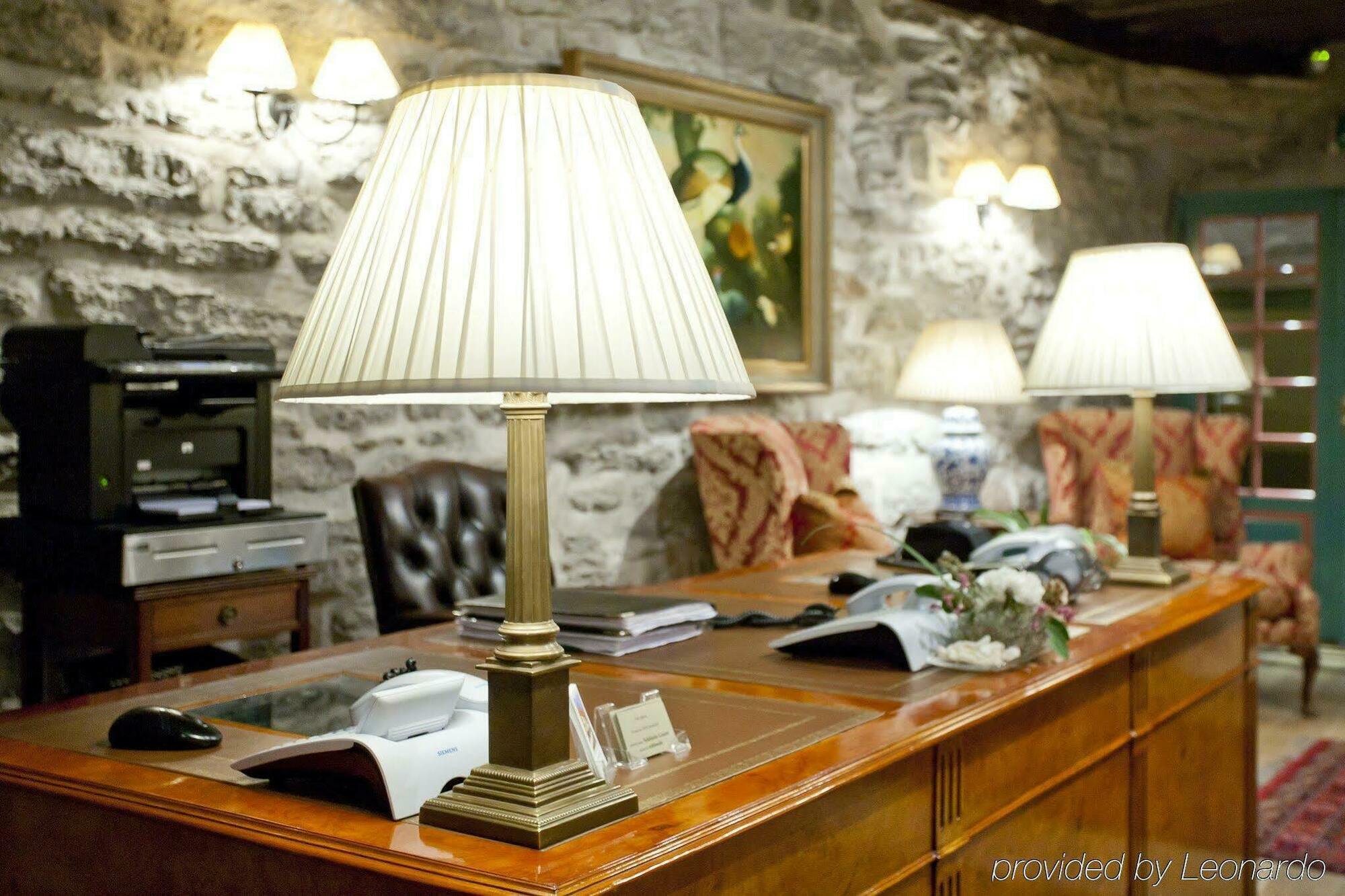Schloessle Hotel - Small Luxury Hotels Of The World Tallin Habitación foto A desk lamp