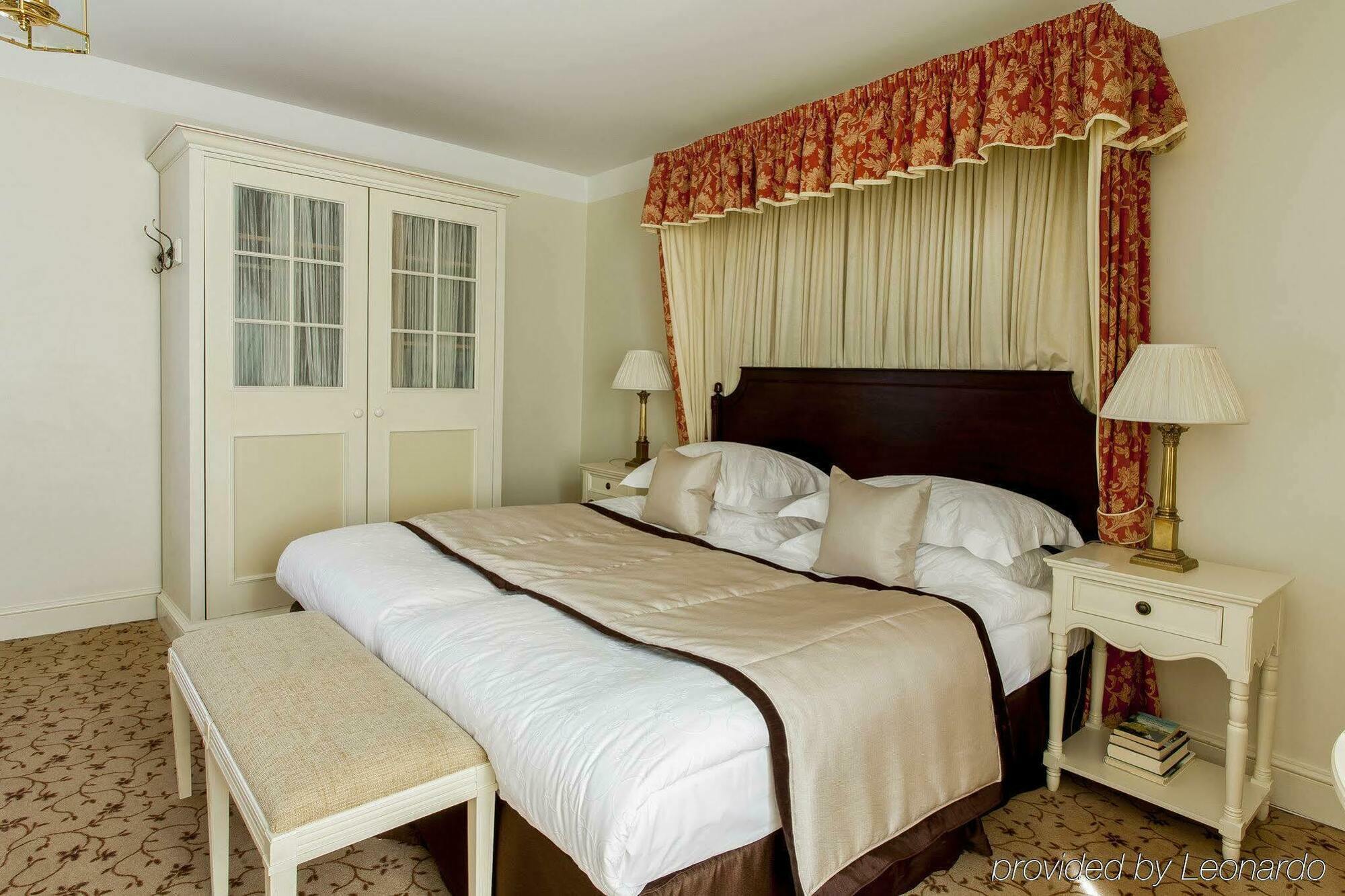 Schloessle Hotel - Small Luxury Hotels Of The World Tallin Habitación foto A bedroom at the hotel