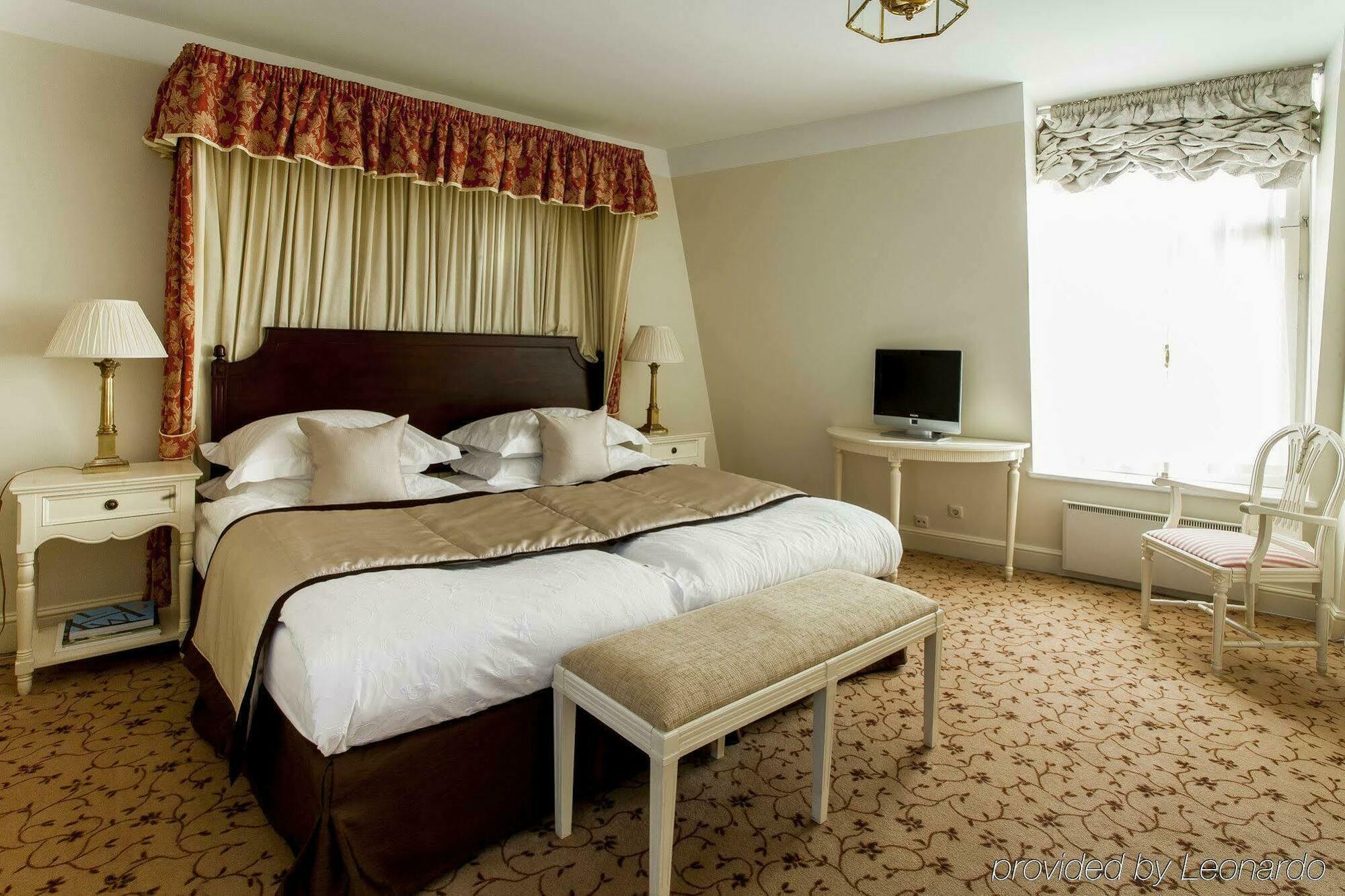 Schloessle Hotel - Small Luxury Hotels Of The World Tallin Habitación foto A bedroom at the hotel