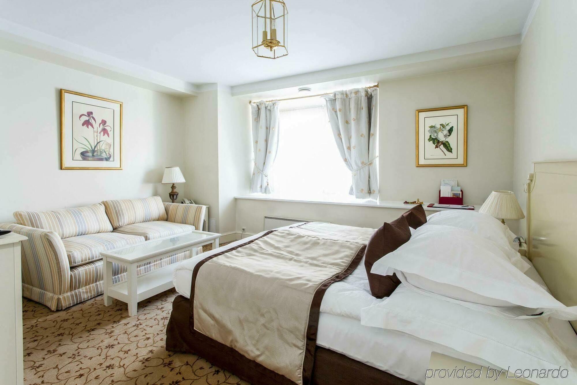 Schloessle Hotel - Small Luxury Hotels Of The World Tallin Habitación foto A bedroom