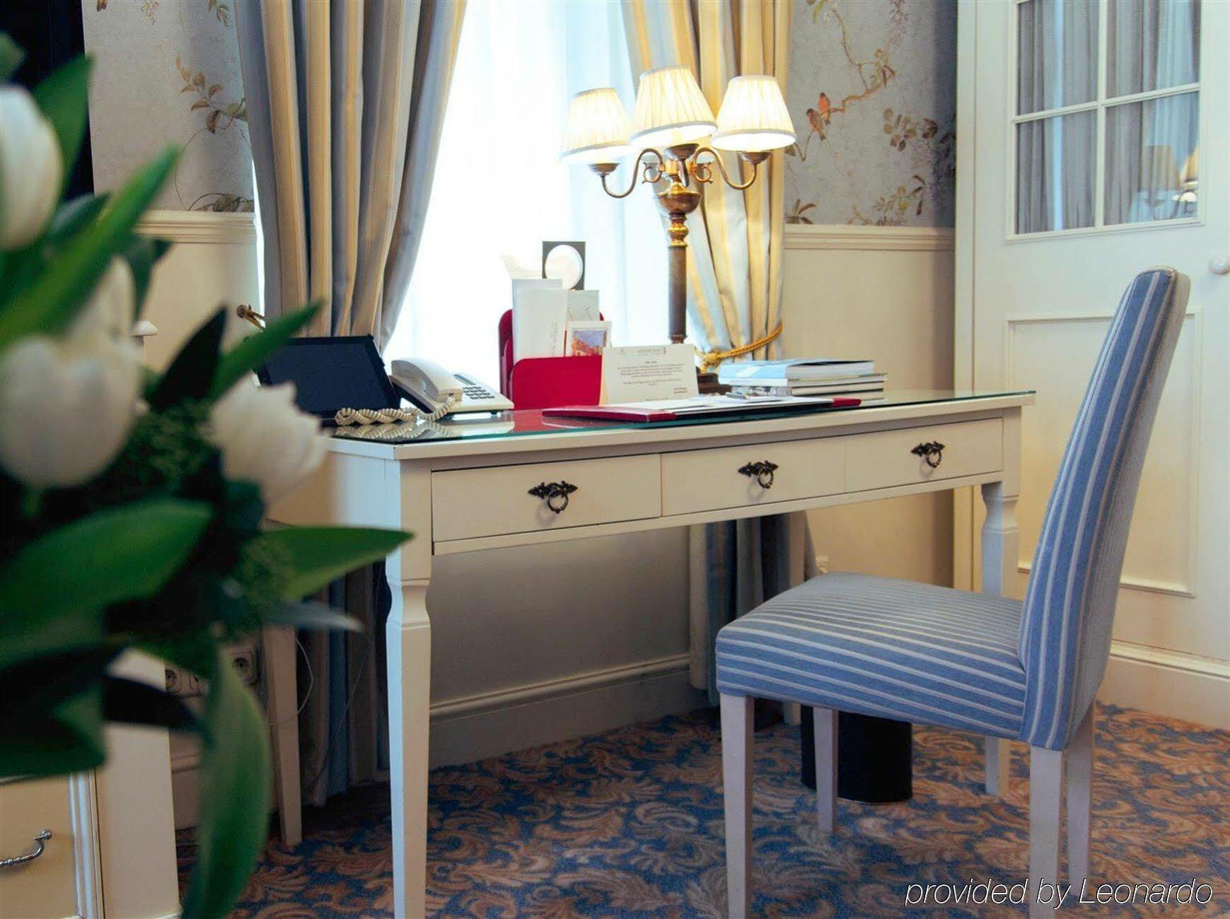 Schloessle Hotel - Small Luxury Hotels Of The World Tallin Exterior foto A writing desk in a hotel room