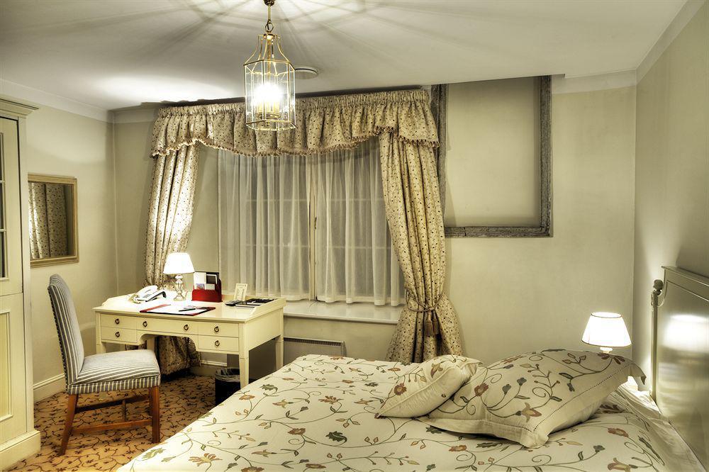 Schloessle Hotel - Small Luxury Hotels Of The World Tallin Habitación foto A bedroom