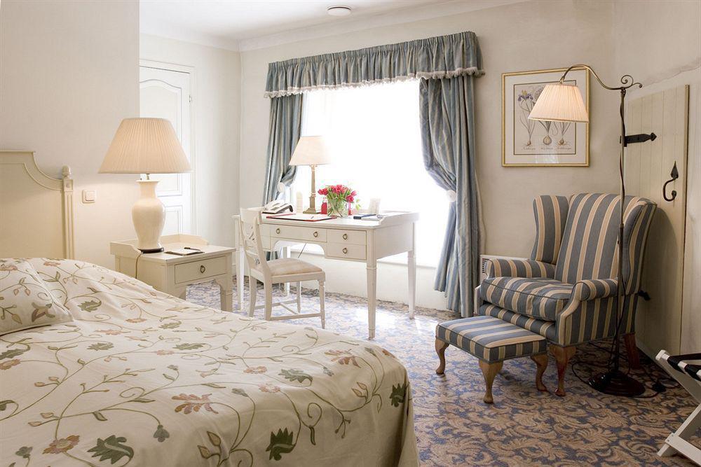 Schloessle Hotel - Small Luxury Hotels Of The World Tallin Habitación foto A room at the hotel