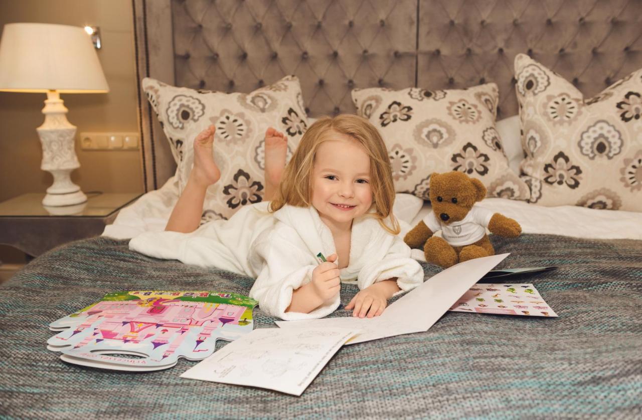 Schloessle Hotel - Small Luxury Hotels Of The World Tallin Exterior foto A child reading a book
