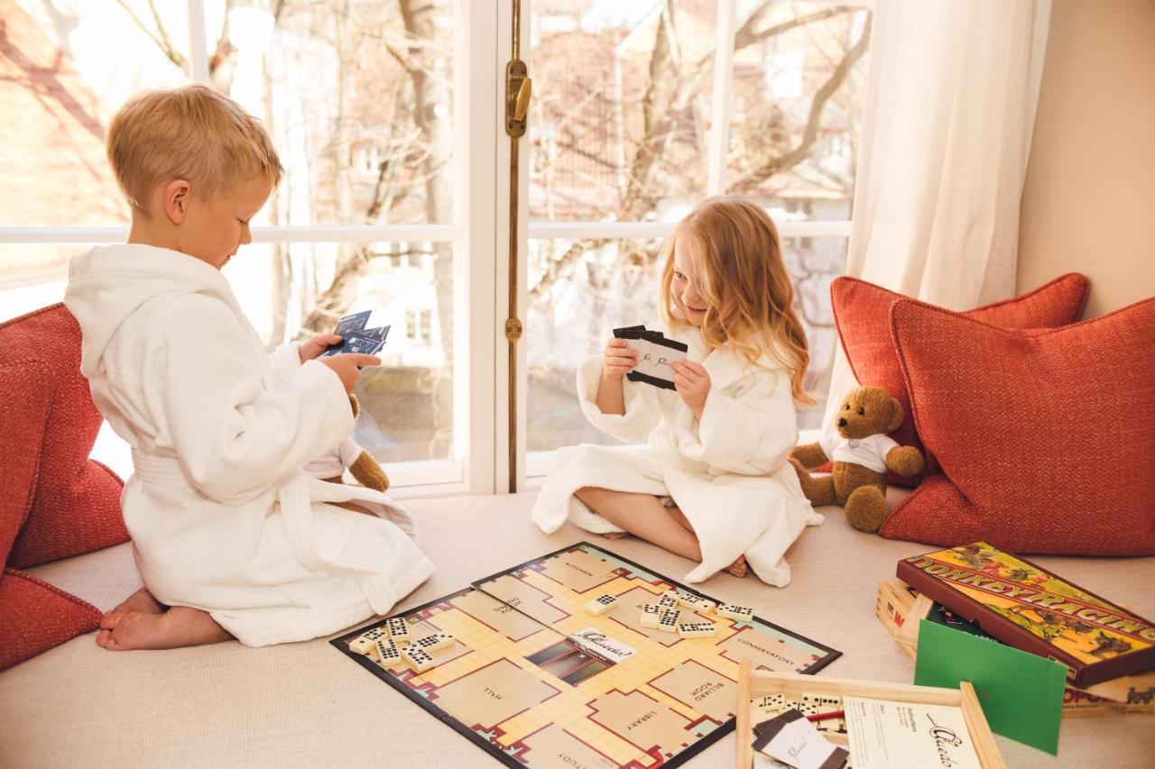 Schloessle Hotel - Small Luxury Hotels Of The World Tallin Exterior foto Children playing the game